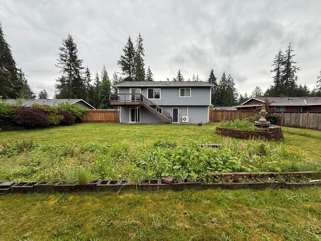 Building Photo - Beautiful Split-Entry 4 Bed 3 Bath Home Fully Fenced Yard