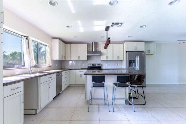 Foto del edificio - 6915 Tradewind Way
