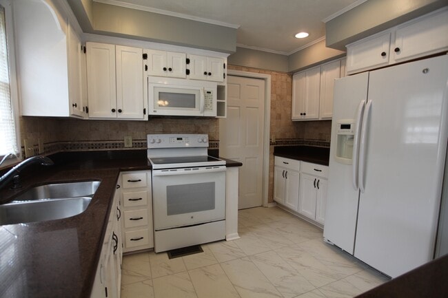 Building Photo - Remodeled 5bed/3.5 Bath House!