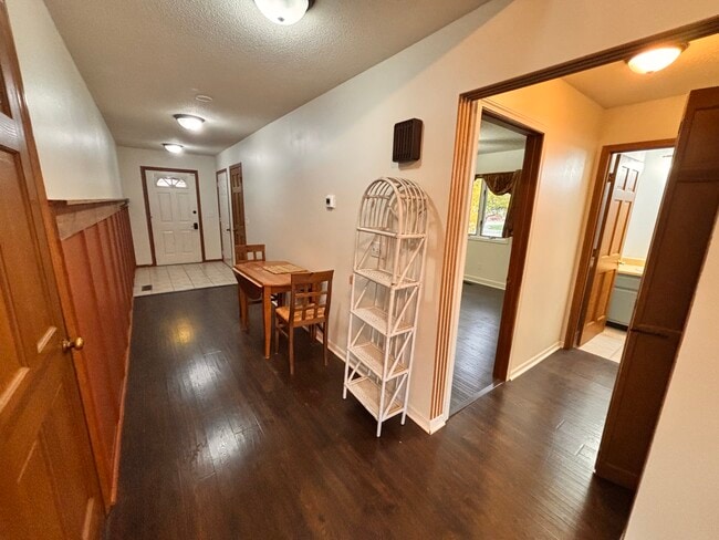 Building Photo - 710 S Shore Ct