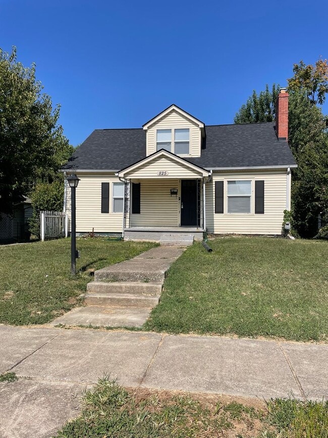 Building Photo - 825 Meadow Ln