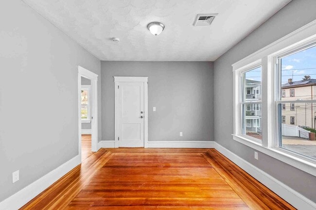 Building Photo - 100 Weetamoe St