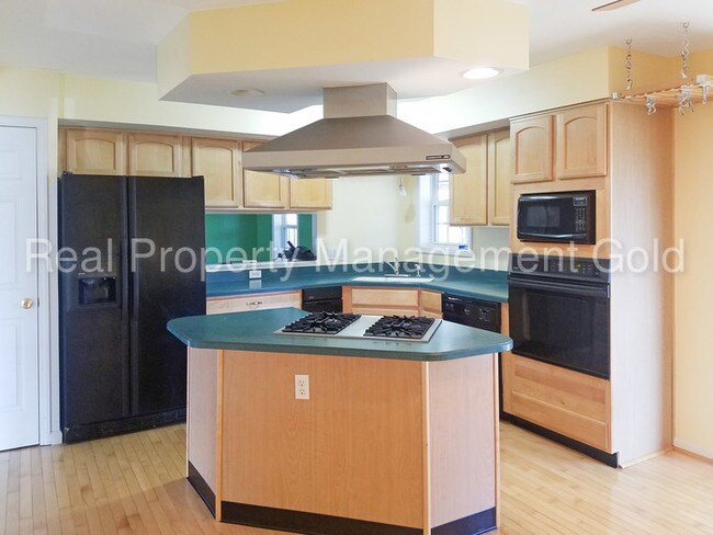 Building Photo - Single Family Home with Detached Garage