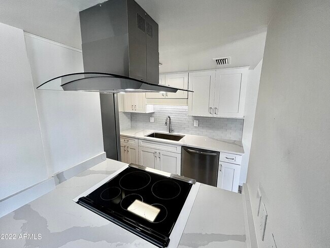 Building Photo - 8073 E Glenrosa Ave