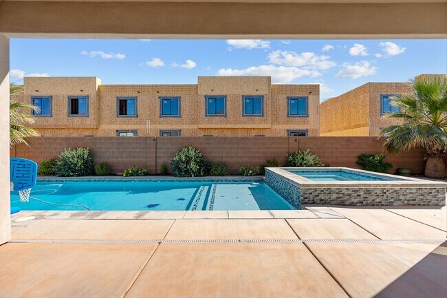 Building Photo - Gorgeous 5 bed 4 bath rental home with pool