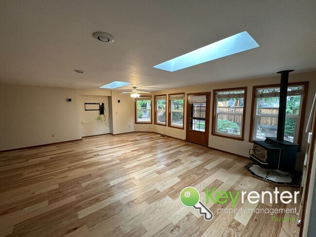 Building Photo - Unique and Distinctive 3Bed/2Bath Puyallup...