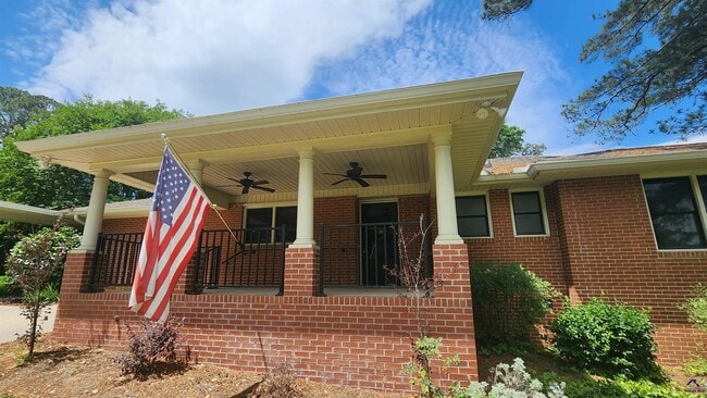 Foto del edificio - 203 Springdale Dr
