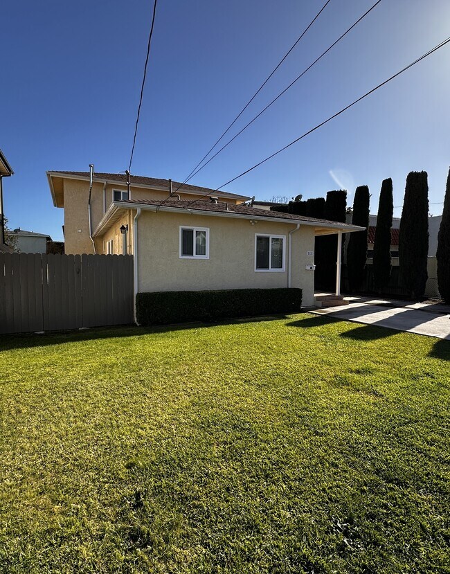 Building Photo - 2114 Dufour Ave