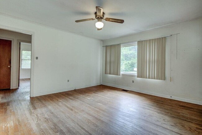 Foto del edificio - 219 Spruce Cir