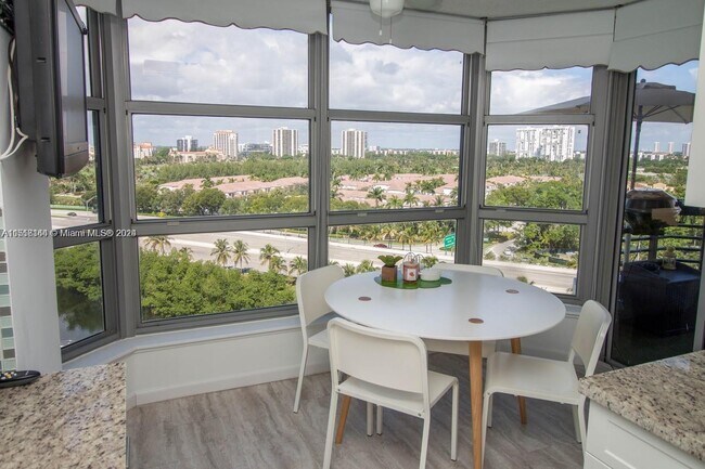 Foto del edificio - 3500 Mystic Pointe Dr