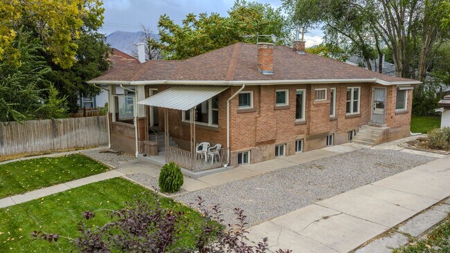 Foto del edificio - Brown Duplex