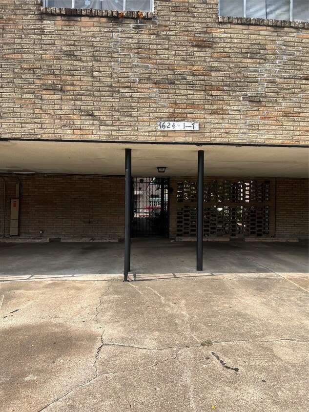 Primary Photo - 4624 Bell St