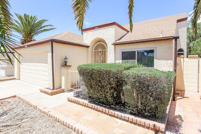 Foto del edificio - 6016 W Desert Cove Ave