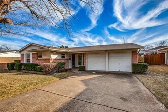 Building Photo - 823 Wisteria Way