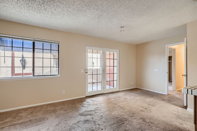 Foto del edificio - Sparkling Clean 2 bedroom, 2 bathroom upstairs condo in Springs Oaks