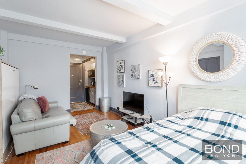 Building Photo - 457 W 57th St