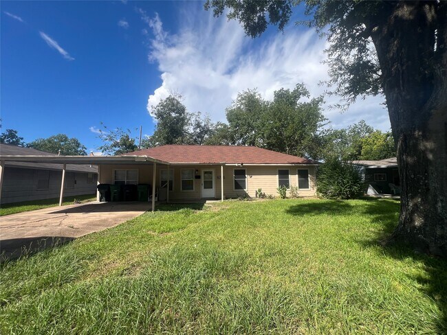 Foto del edificio - 5735 Kenilwood Dr