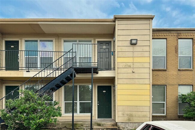 Building Photo - 8100 Creekbend Dr