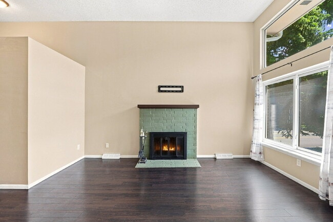 Building Photo - $2,795.95 - 3 Bed, 2 Bath Townhome with 2 Car Garage and Central AC!
