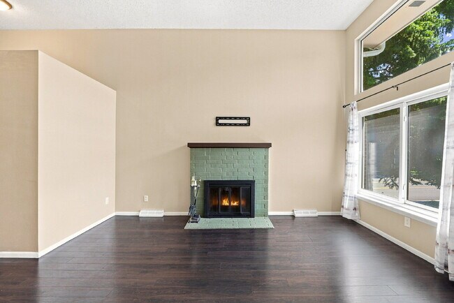 Foto del edificio - $2,795.95 - 3 Bed, 2 Bath Townhome with 2 Car Garage and Central AC!