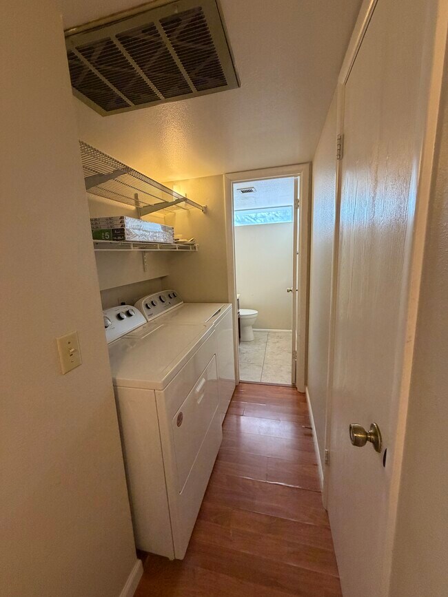 Cuarto de lavandería y medio baño en la planta baja - 121 E 14th Pl
