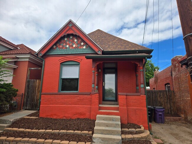 Building Photo - Charming Victorian Retreat in Baker.