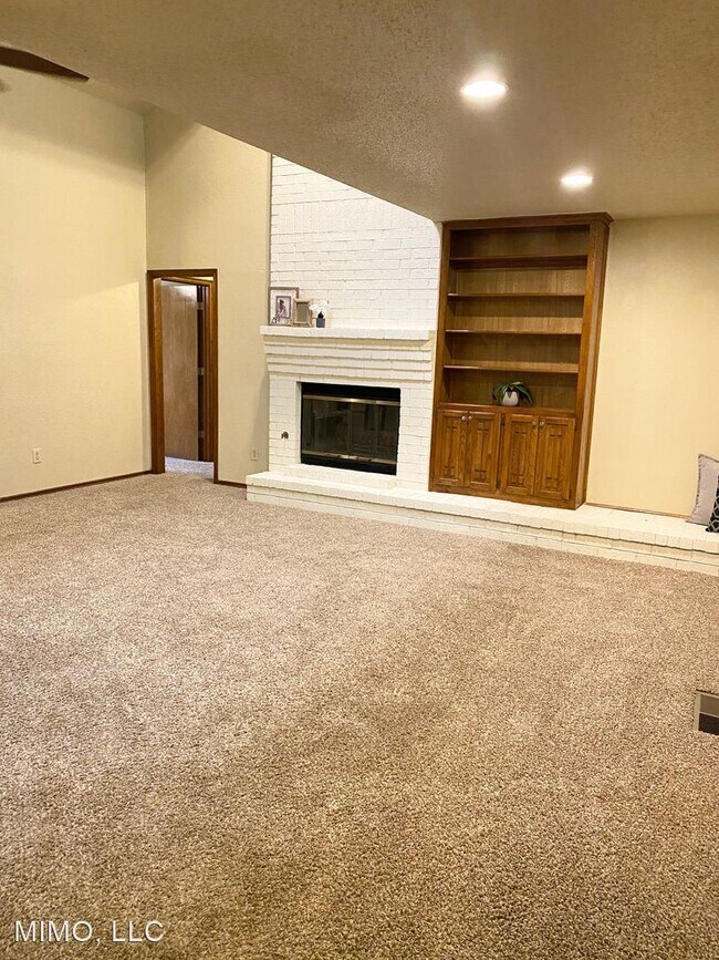 Building Photo - 11700 Cedar Valley Ter