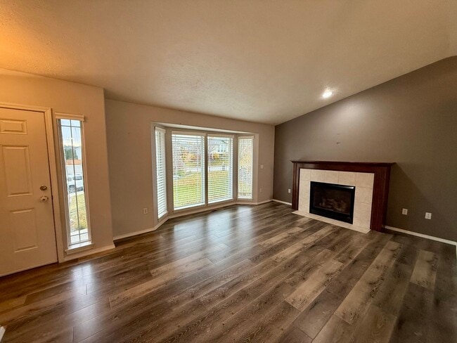 Foto del edificio - Stunning 3 Bed 2 Bath Eagle Ridge Home w/ Large Fenced Backyard and Raised Deck!