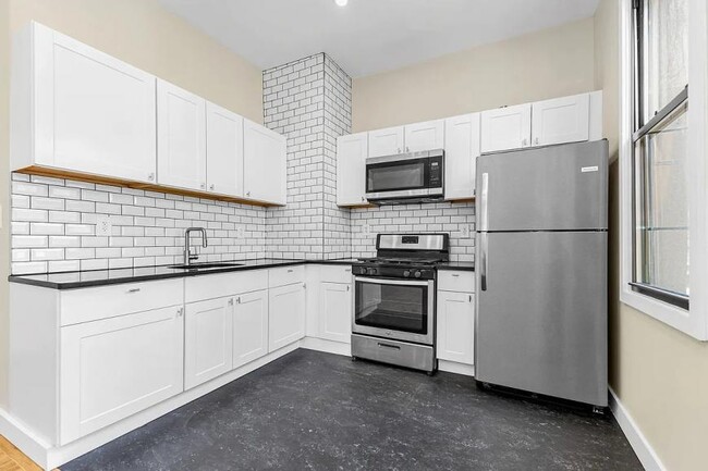 Building Photo - 3 bedroom in BROOKLYN NY 11206