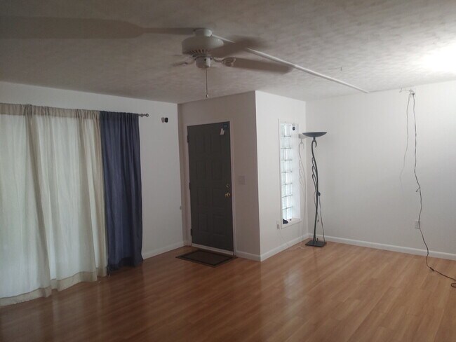 Foto del edificio - "$200 move in Special. Quite and Peaceful 2-Bed, 2-Bath Condo in Palm Harbor – 1070 Sq Ft."
