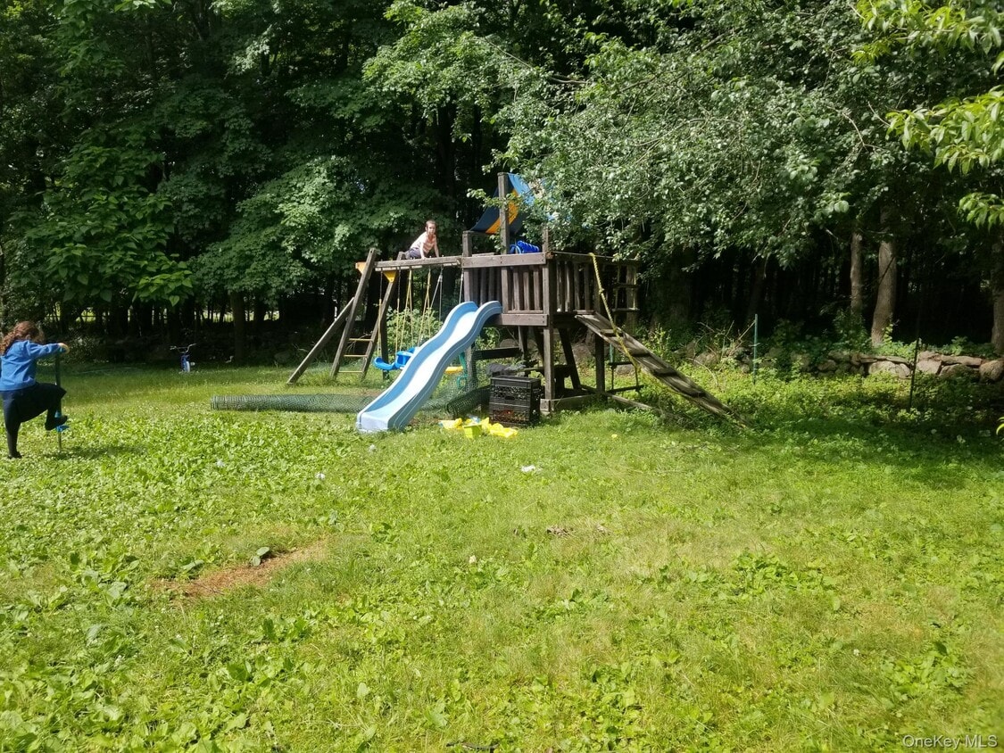 Primary Photo - 7 Merriewold Ln S