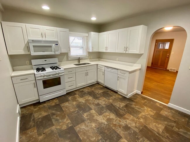 Building Photo - Spacious 4 bed 2 bath ranch home with two ...