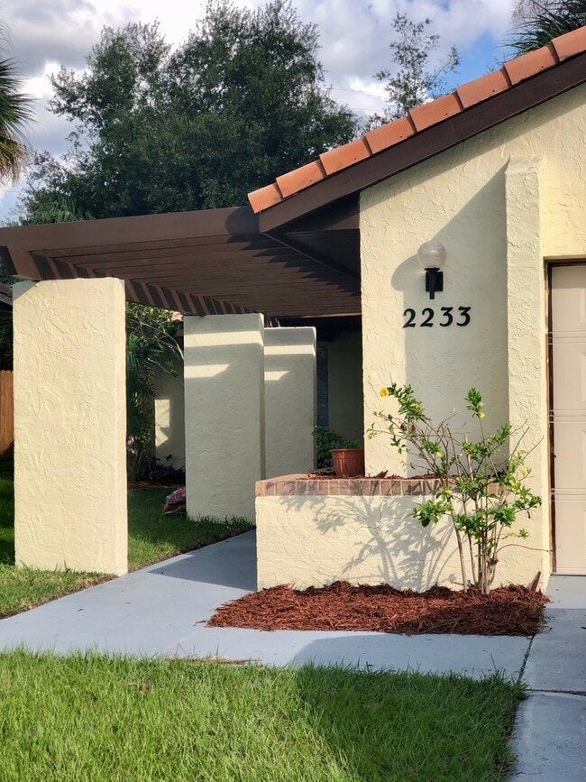 Building Photo - Spacious 2 bedroom 1.5 Bath Now Available - Pine Hills