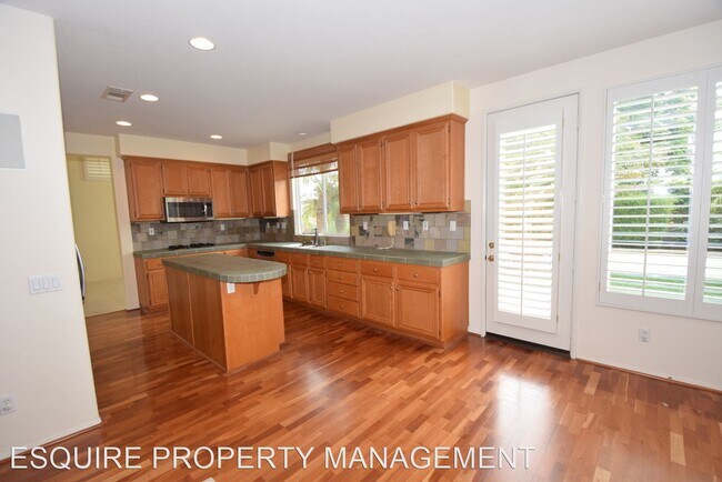 Building Photo - 4 br, 2.5 bath House - 4923 CAMINITO LUISA