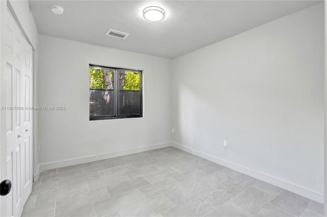 Building Photo - 861 NW 6th Ave