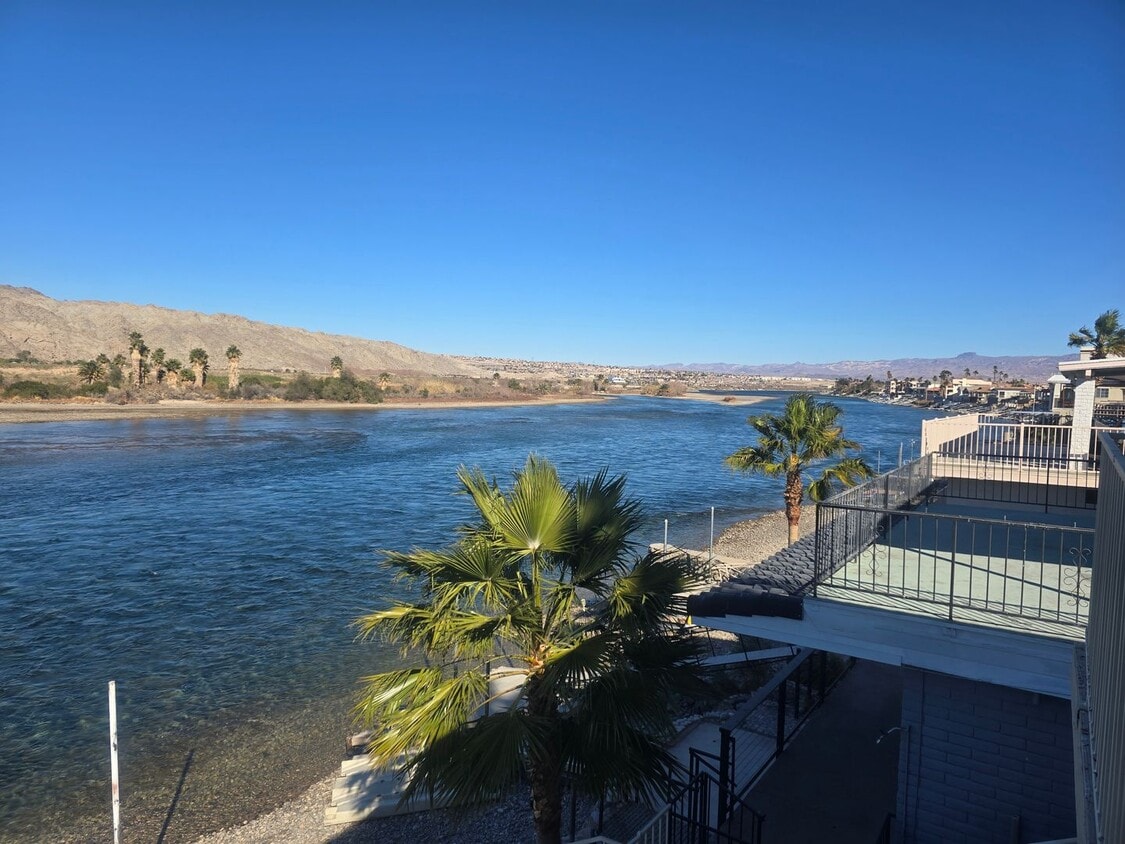 Foto principal - Beautiful Riverfront Home