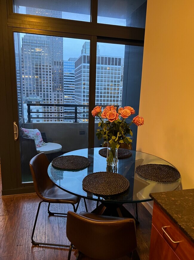 Foto del edificio - 235 W Van Buren St