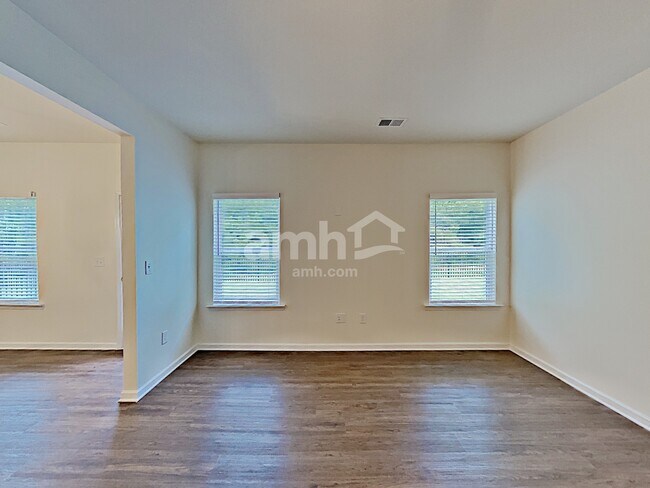 Foto del edificio - 701 Woodall Rd