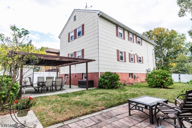 Building Photo - 307 Belleville Ave