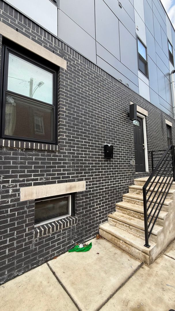 Building Photo - 5328 Vine St