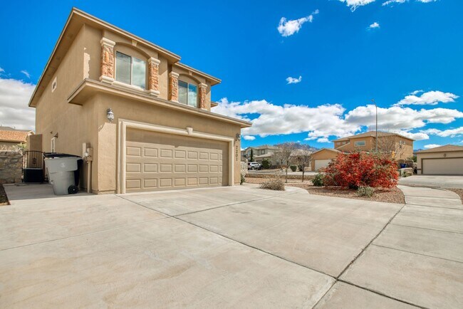 Foto del edificio - Beautiful Corner lot House