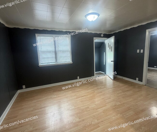 Foto del edificio - 4-bedrooms, 1-Bath - 2-floor Duplex Home