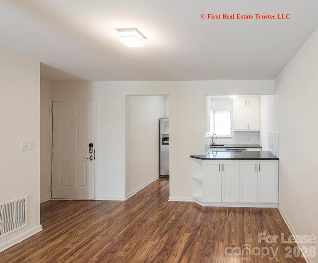 Foto del edificio - 7930 Charter Oak Ln