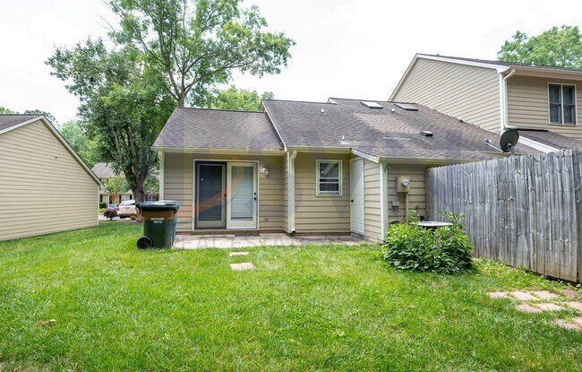 Building Photo - End Unit Townhome with hardwood floors!
