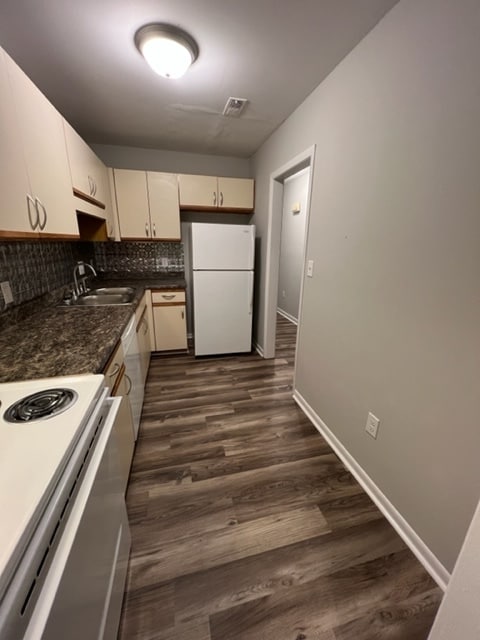 Building Photo - 1100 Crescent Dr