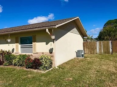 Building Photo - 3325 Queen Palm Dr