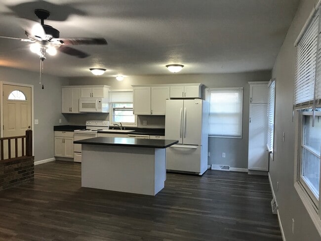 Building Photo - 940 Miller Ave
