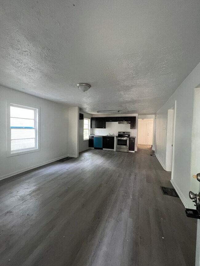 Building Photo - Available now recently remodeled 3 bedroom...