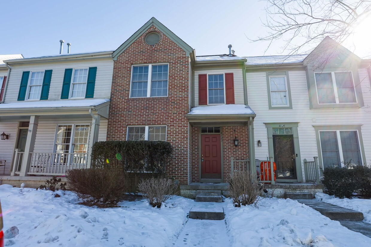 Foto principal - This 4 level townhouse in Westridge won't ...