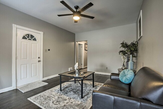 Building Photo - 220 N Laporte Ave